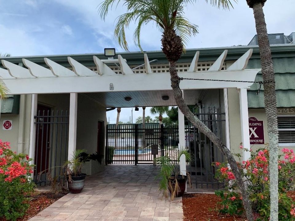 For Sale: $164,900 (2 beds, 1 baths, 813 Square Feet)