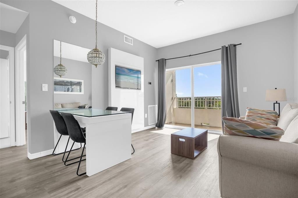 На продажу: $299,900 (2 спален, 2 ванн, 1056 Квадратных фут)