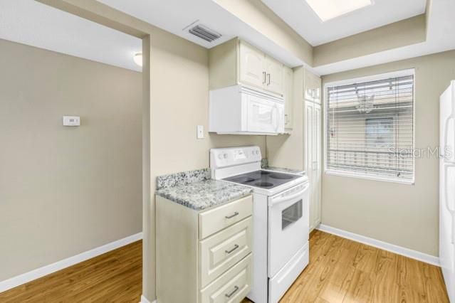For Sale: $140,000 (1 beds, 1 baths, 790 Square Feet)