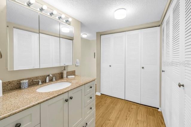 For Sale: $140,000 (1 beds, 1 baths, 790 Square Feet)