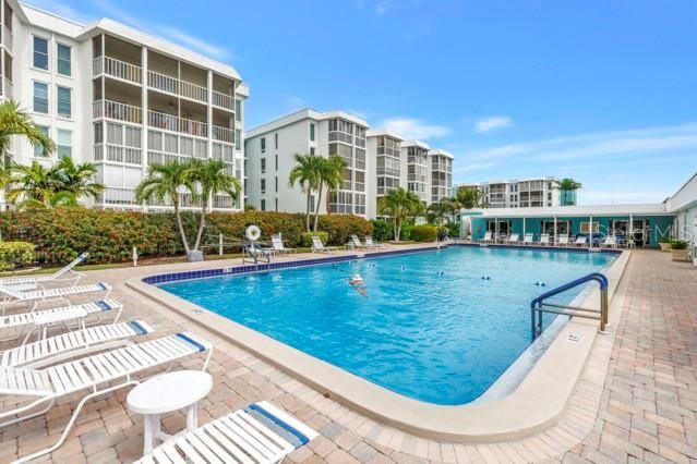 For Sale: $140,000 (1 beds, 1 baths, 790 Square Feet)