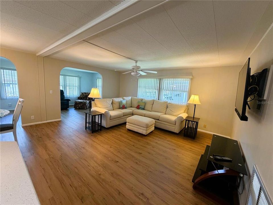 For Sale: $127,900 (2 beds, 2 baths, 1213 Square Feet)