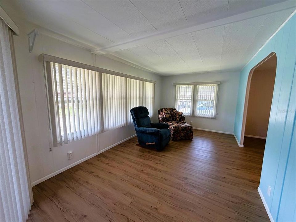 For Sale: $127,900 (2 beds, 2 baths, 1213 Square Feet)