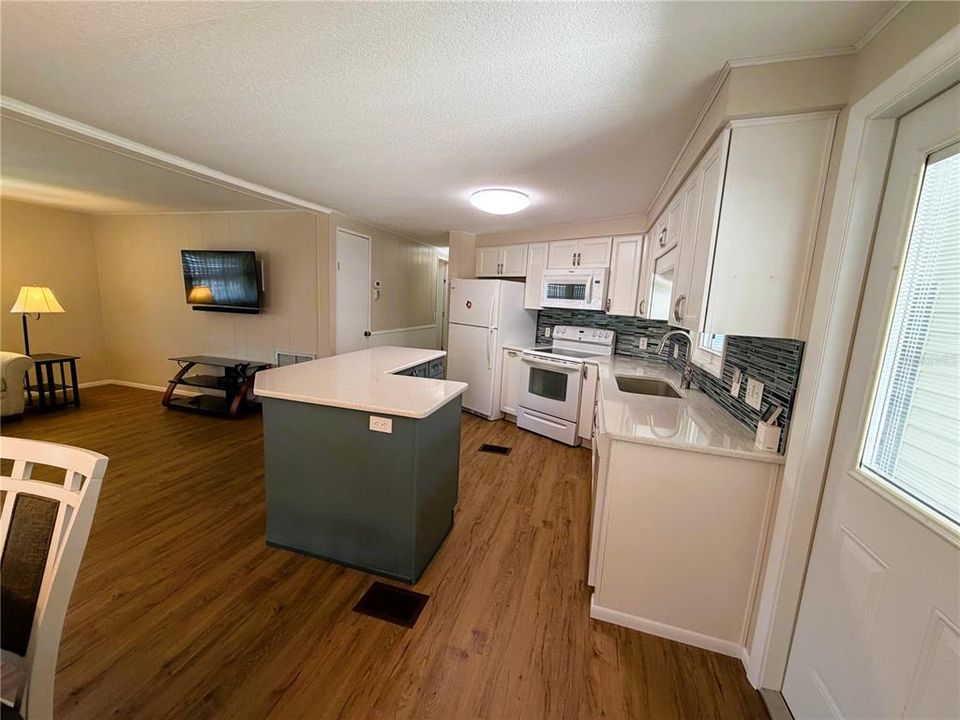 For Sale: $127,900 (2 beds, 2 baths, 1213 Square Feet)