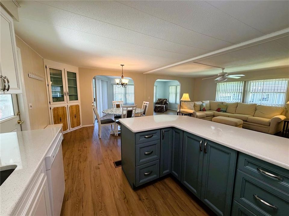 For Sale: $127,900 (2 beds, 2 baths, 1213 Square Feet)