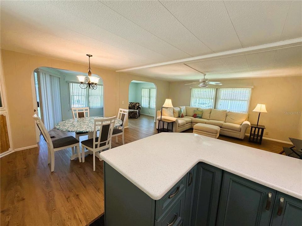For Sale: $127,900 (2 beds, 2 baths, 1213 Square Feet)