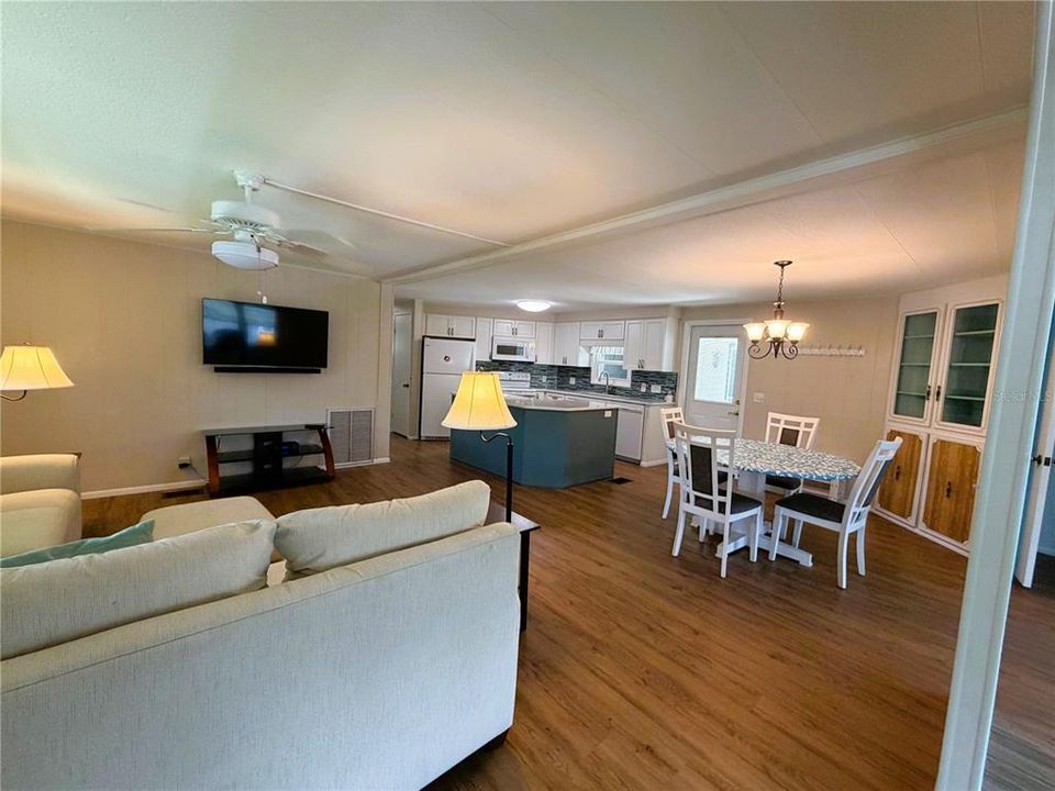 For Sale: $127,900 (2 beds, 2 baths, 1213 Square Feet)