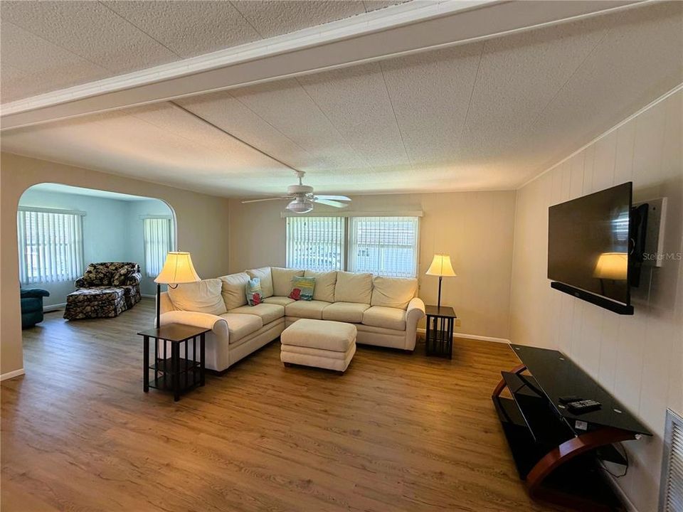 For Sale: $127,900 (2 beds, 2 baths, 1213 Square Feet)