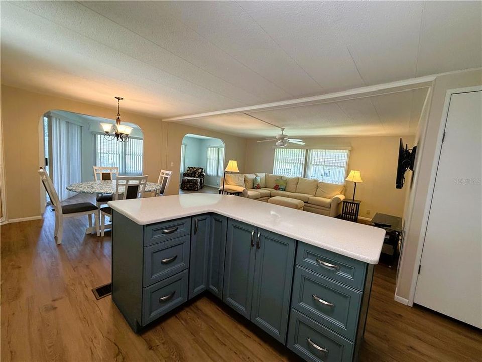 For Sale: $127,900 (2 beds, 2 baths, 1213 Square Feet)
