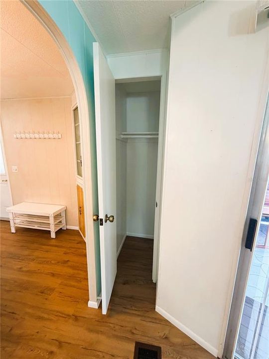 For Sale: $127,900 (2 beds, 2 baths, 1213 Square Feet)