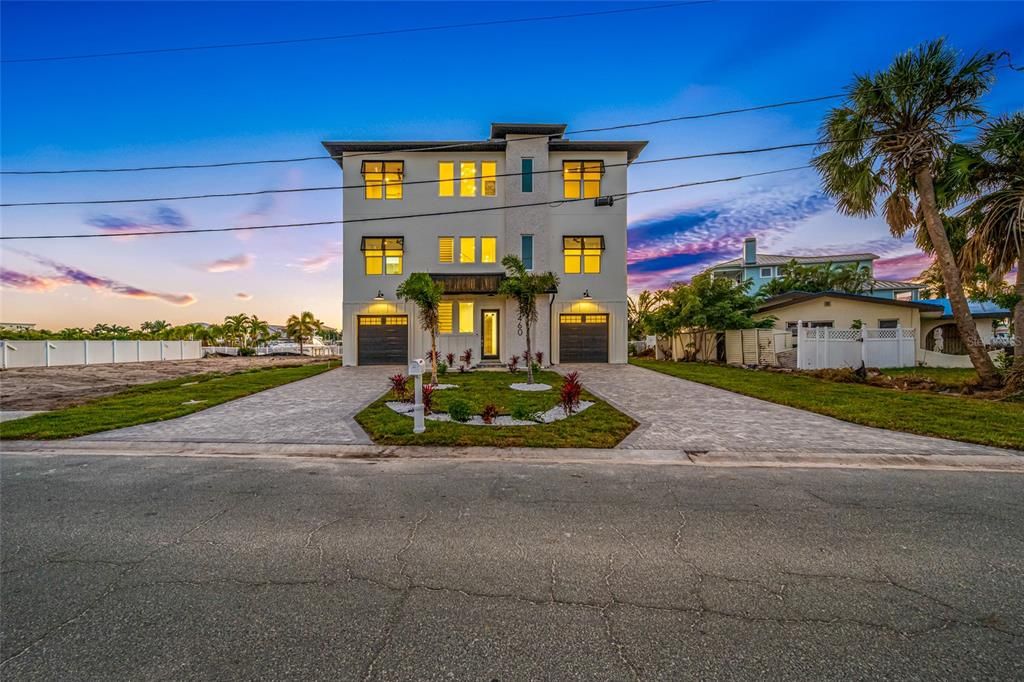 For Sale: $3,485,000 (6 beds, 5 baths, 4849 Square Feet)