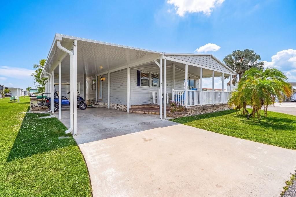 For Sale: $159,900 (2 beds, 2 baths, 1188 Square Feet)