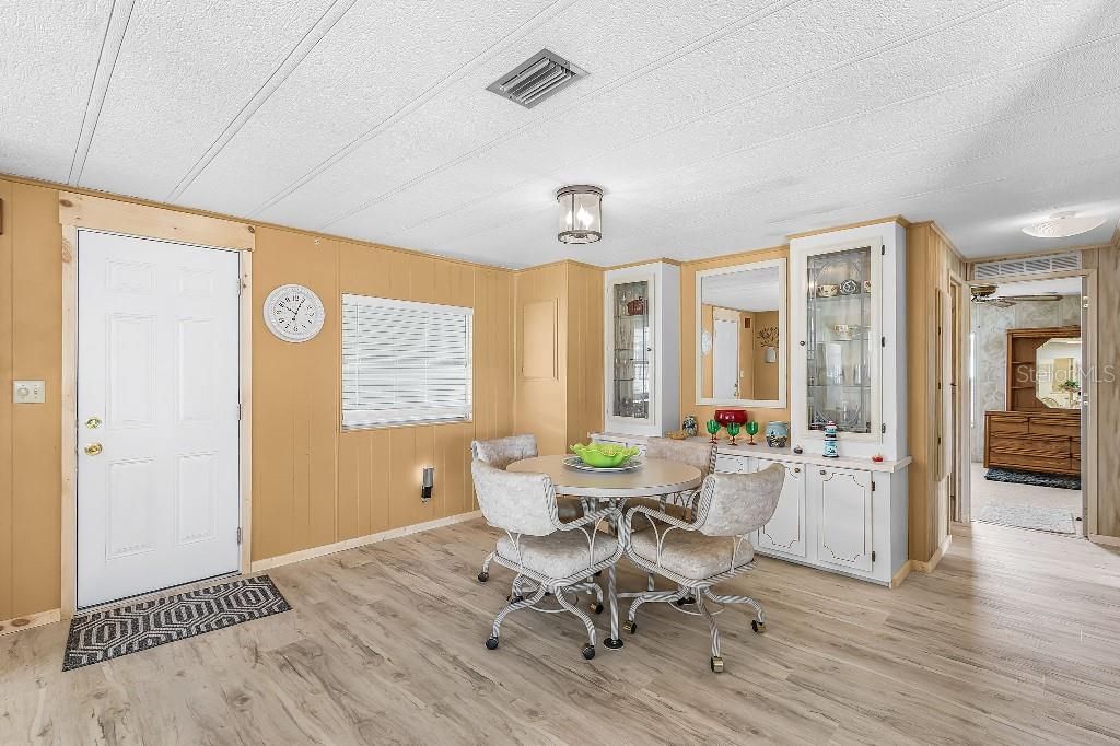 For Sale: $159,900 (2 beds, 2 baths, 1188 Square Feet)