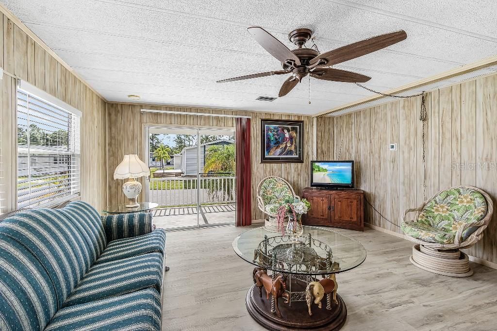For Sale: $159,900 (2 beds, 2 baths, 1188 Square Feet)
