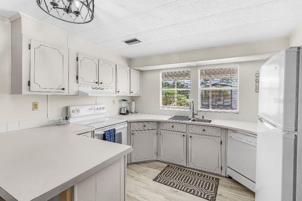 For Sale: $159,900 (2 beds, 2 baths, 1188 Square Feet)
