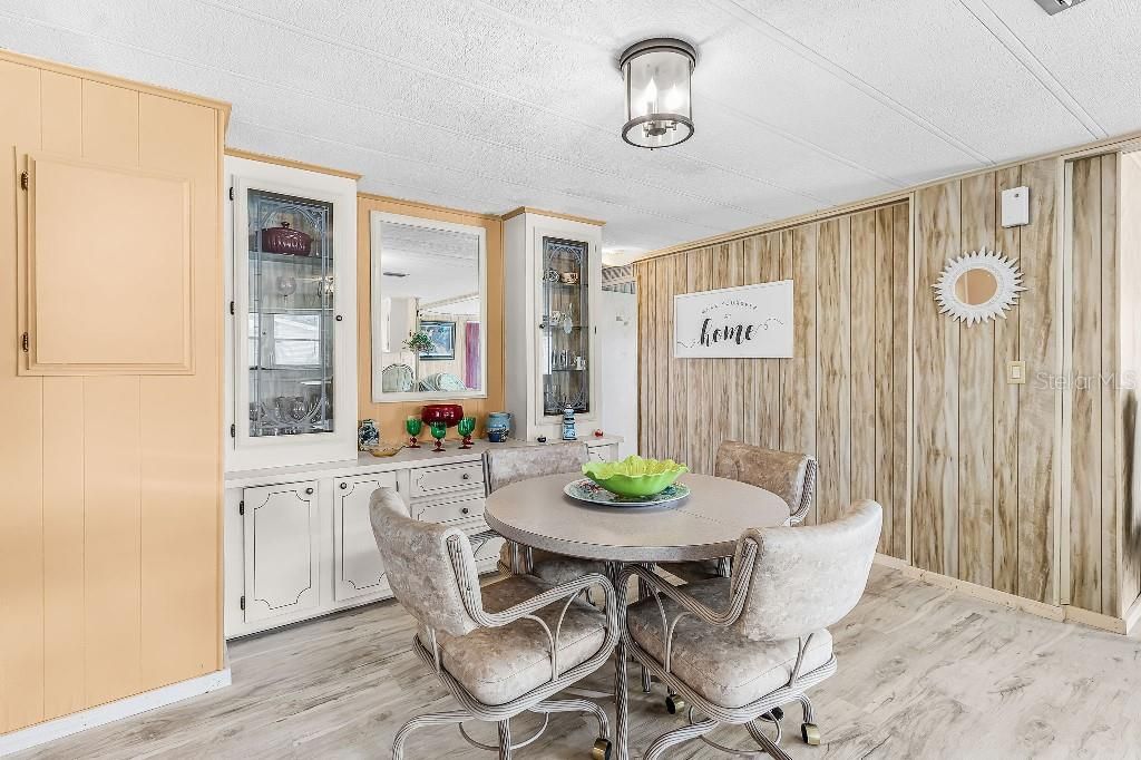 For Sale: $159,900 (2 beds, 2 baths, 1188 Square Feet)