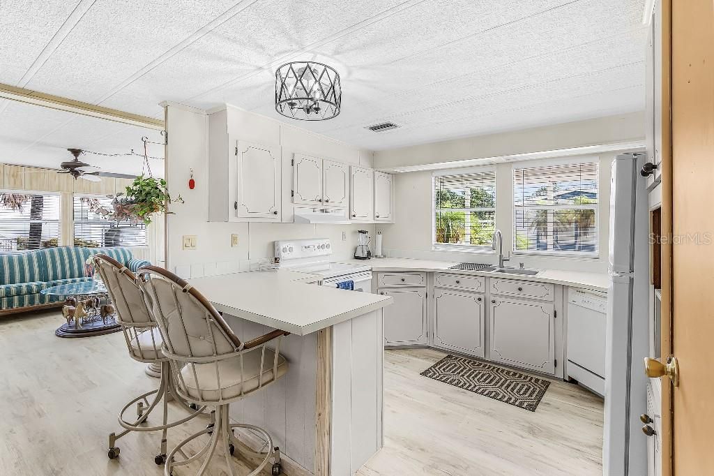 For Sale: $159,900 (2 beds, 2 baths, 1188 Square Feet)