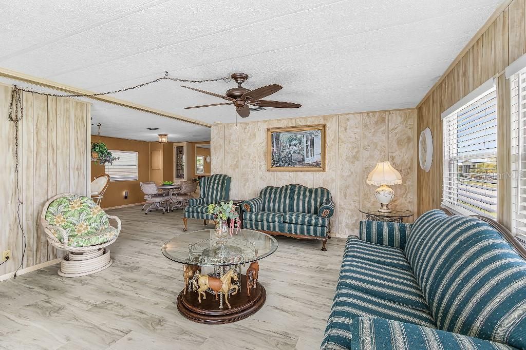 For Sale: $159,900 (2 beds, 2 baths, 1188 Square Feet)