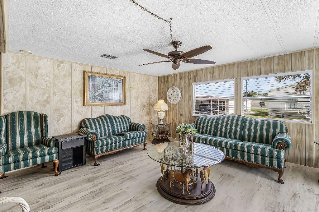 For Sale: $159,900 (2 beds, 2 baths, 1188 Square Feet)