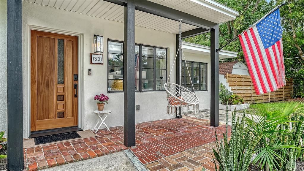 For Sale: $339,000 (2 beds, 1 baths, 896 Square Feet)