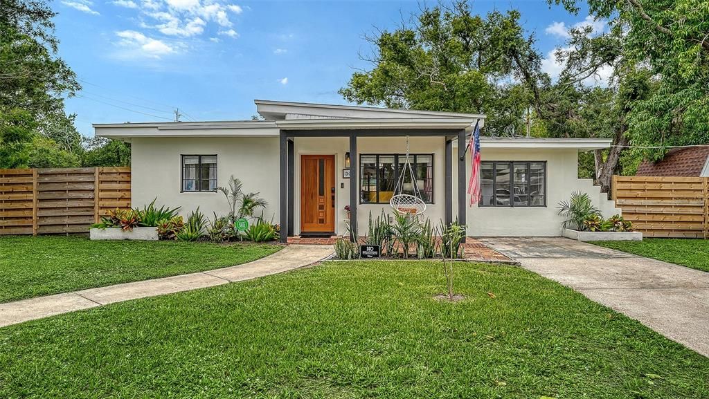 For Sale: $339,000 (2 beds, 1 baths, 896 Square Feet)
