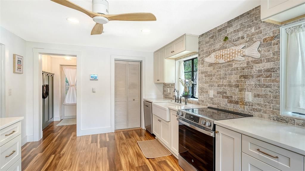 For Sale: $339,000 (2 beds, 1 baths, 896 Square Feet)