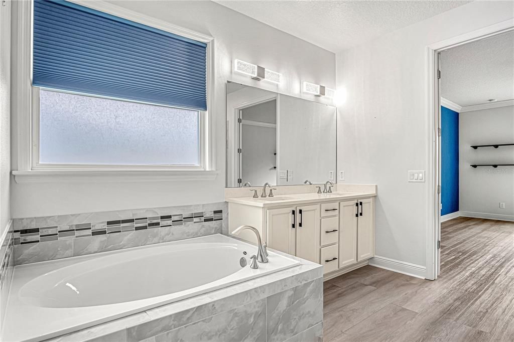 For Sale: $519,900 (4 beds, 3 baths, 2544 Square Feet)
