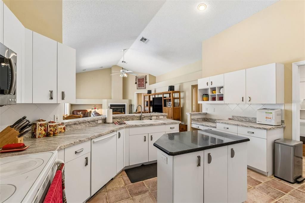 En Venta: $579,900 (4 camas, 3 baños, 2245 Pies cuadrados)