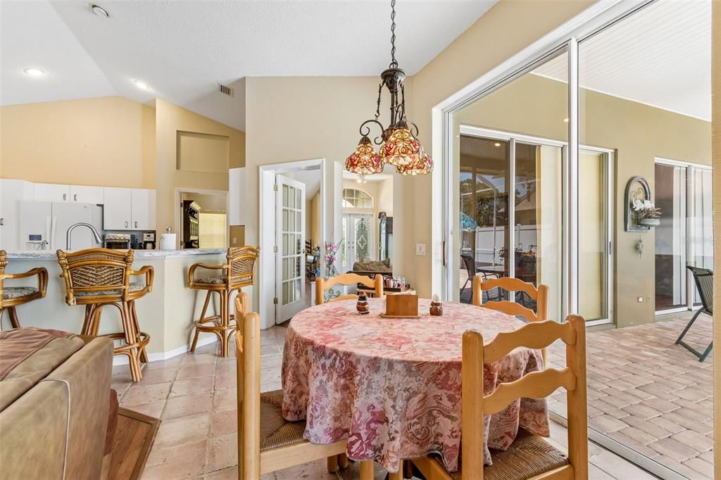 En Venta: $579,900 (4 camas, 3 baños, 2245 Pies cuadrados)
