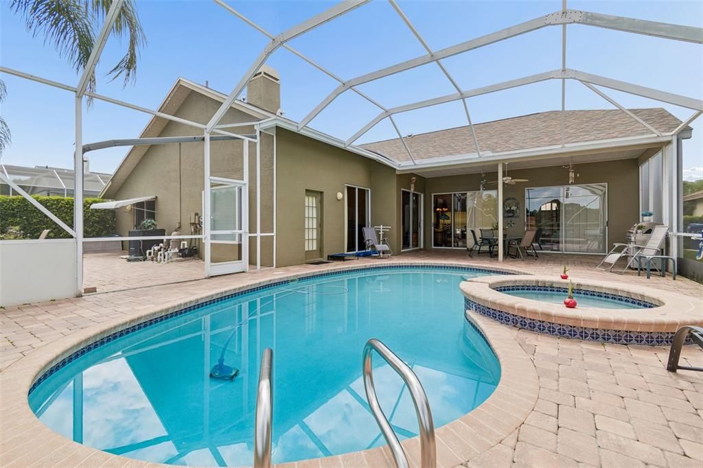 En Venta: $579,900 (4 camas, 3 baños, 2245 Pies cuadrados)