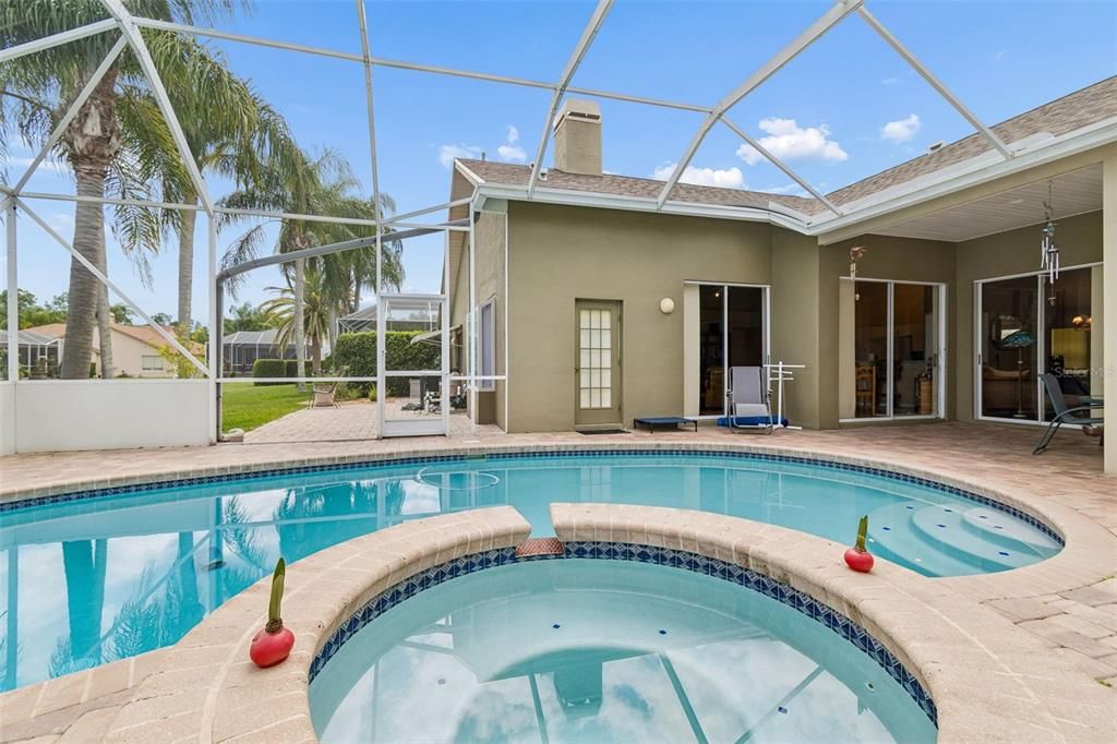En Venta: $579,900 (4 camas, 3 baños, 2245 Pies cuadrados)