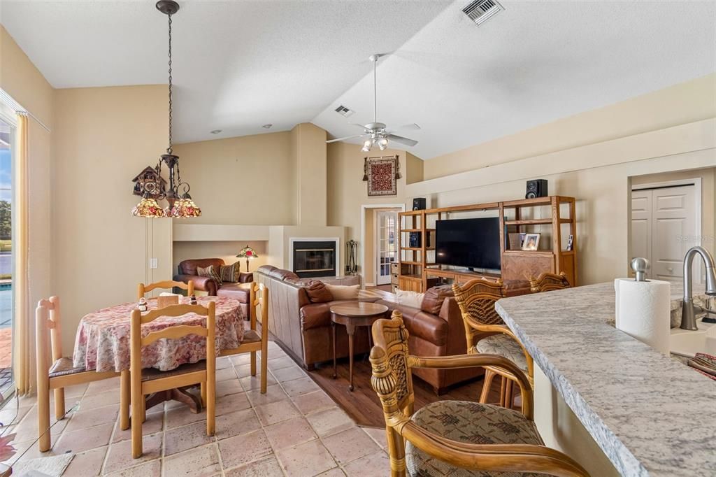 En Venta: $579,900 (4 camas, 3 baños, 2245 Pies cuadrados)