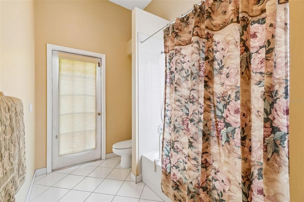 En Venta: $579,900 (4 camas, 3 baños, 2245 Pies cuadrados)