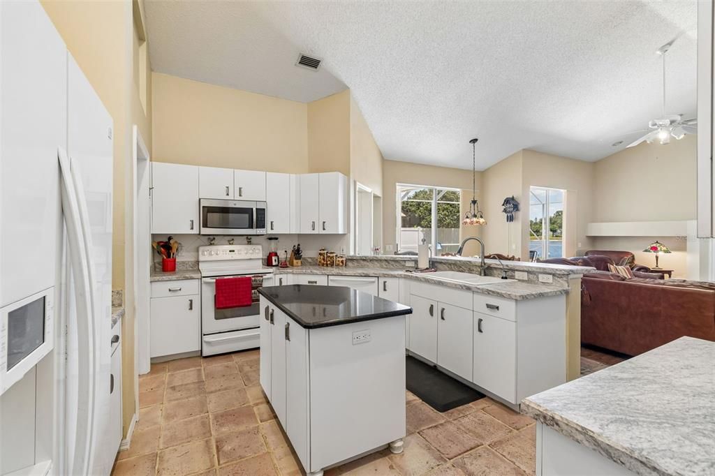 En Venta: $579,900 (4 camas, 3 baños, 2245 Pies cuadrados)