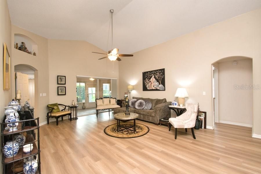 For Sale: $349,900 (3 beds, 2 baths, 1572 Square Feet)