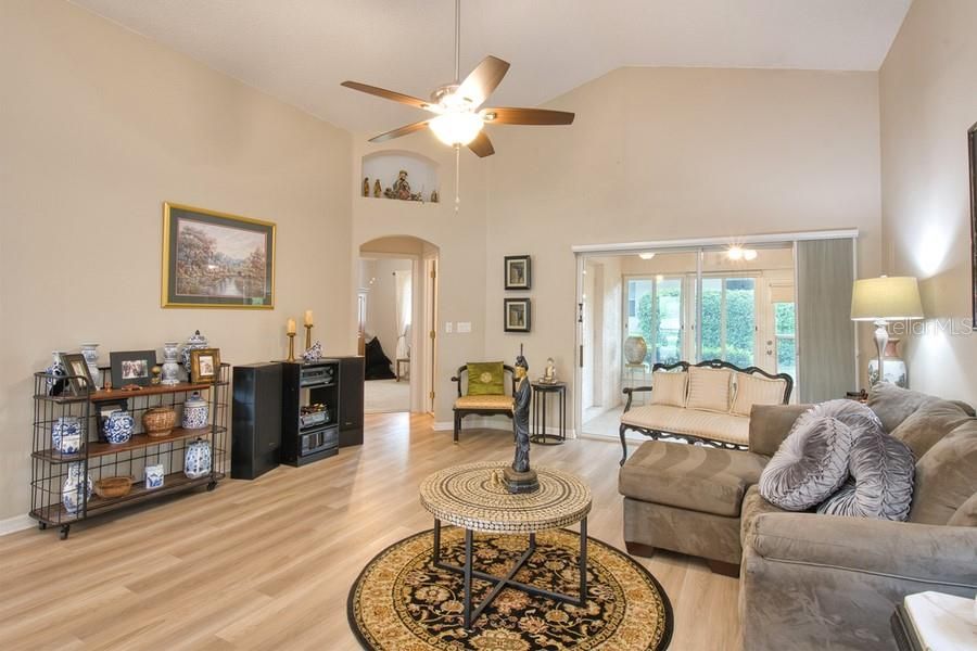 For Sale: $349,900 (3 beds, 2 baths, 1572 Square Feet)