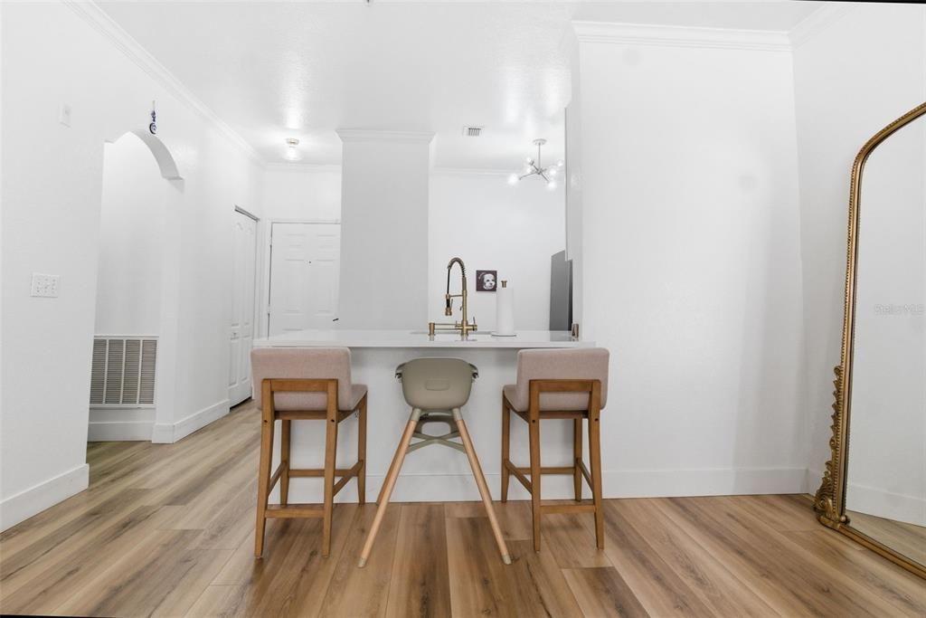 For Sale: $230,000 (1 beds, 1 baths, 770 Square Feet)