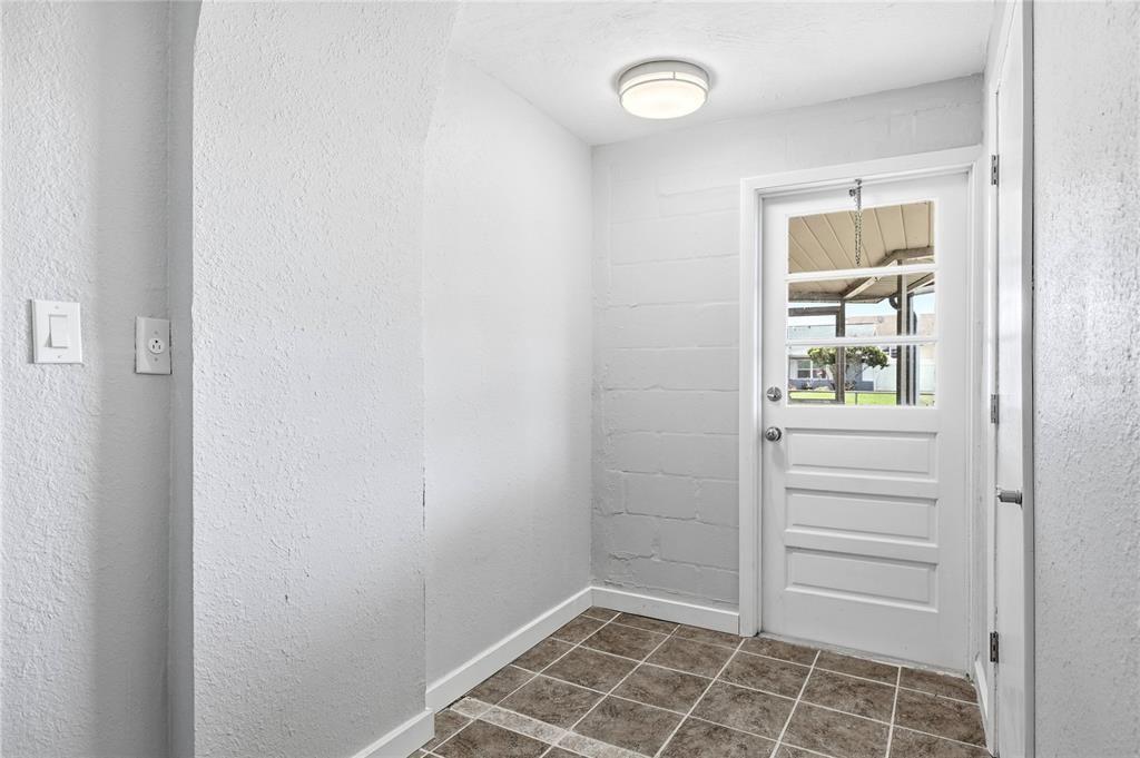 For Sale: $275,000 (3 beds, 2 baths, 1024 Square Feet)