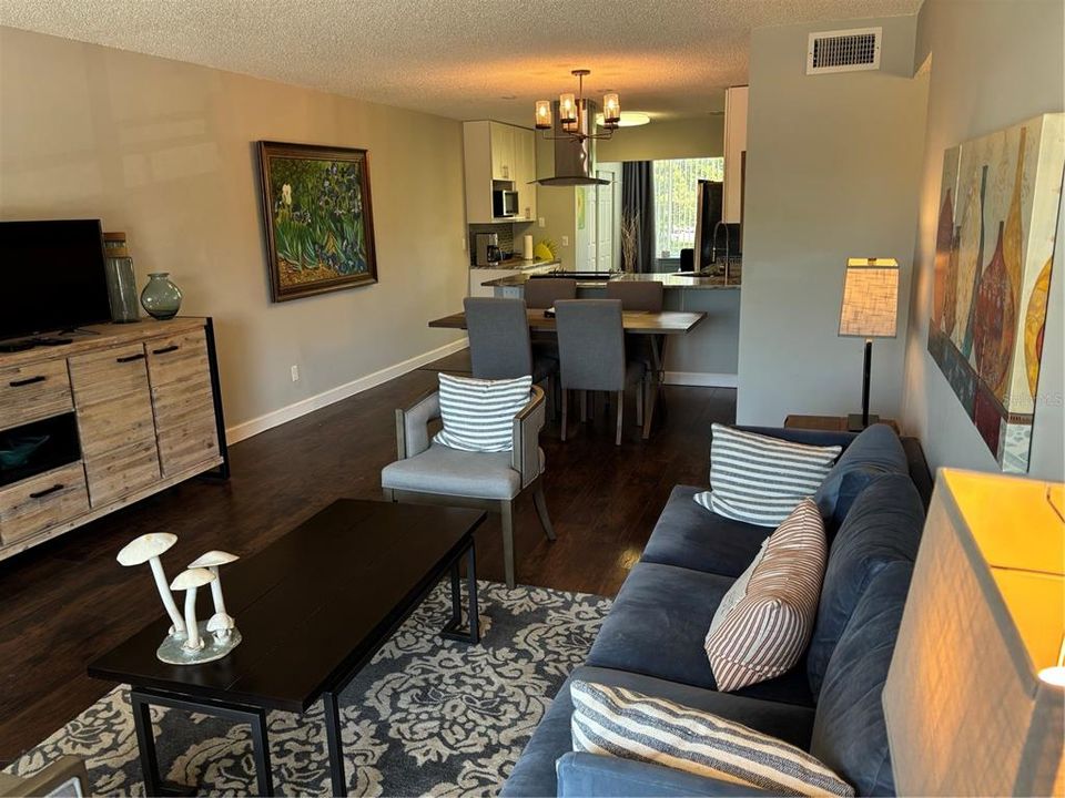 For Rent: $1,700 (2 beds, 2 baths, 1100 Square Feet)