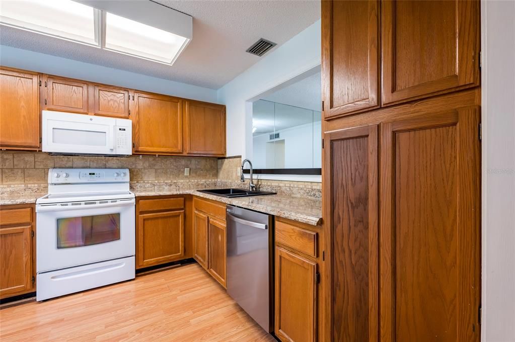 For Sale: $259,000 (2 beds, 1 baths, 1130 Square Feet)