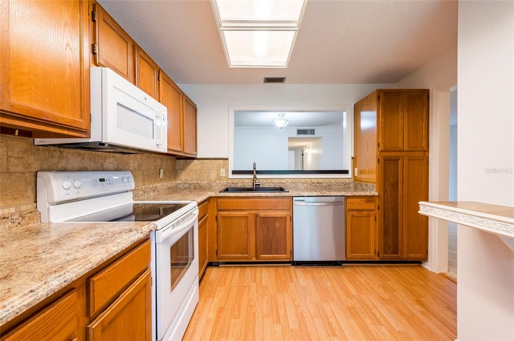 For Sale: $259,000 (2 beds, 1 baths, 1130 Square Feet)