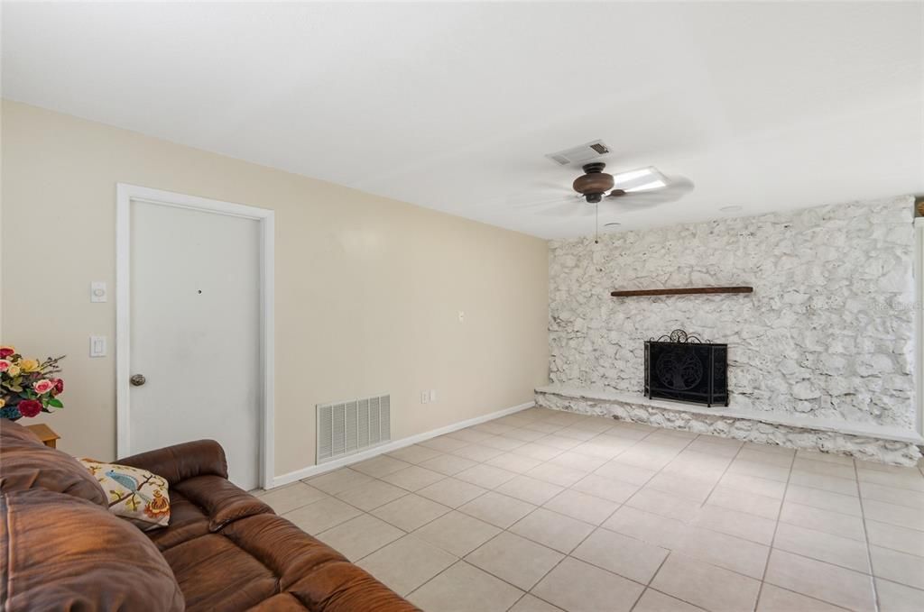 For Sale: $549,900 (4 beds, 2 baths, 2073 Square Feet)