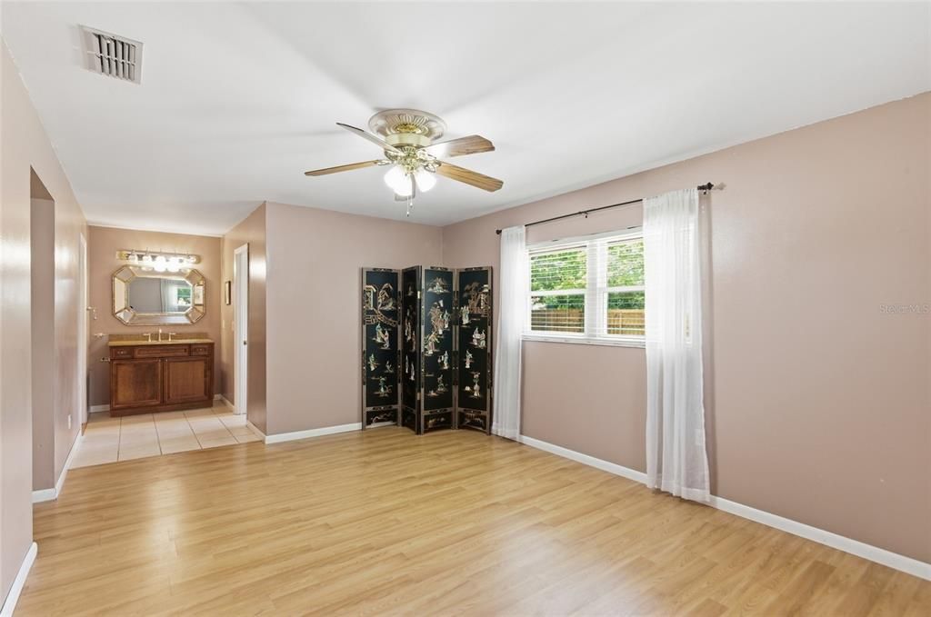 For Sale: $549,900 (4 beds, 2 baths, 2073 Square Feet)
