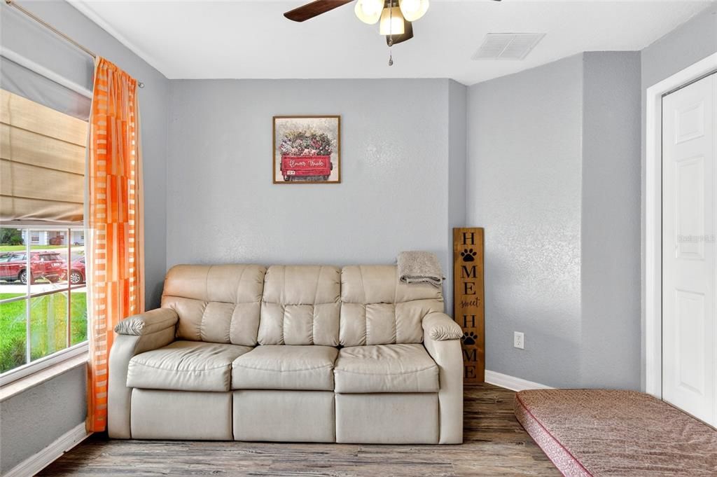 En Venta: $275,000 (4 camas, 2 baños, 1653 Pies cuadrados)