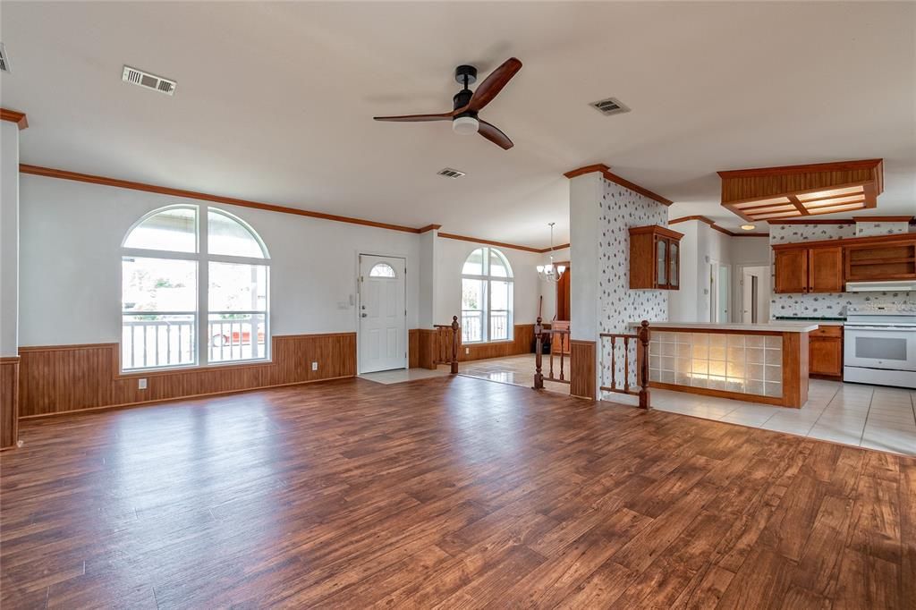For Sale: $249,000 (3 beds, 2 baths, 1728 Square Feet)
