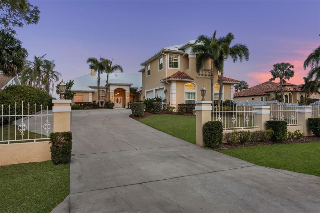 For Sale: $2,295,000 (5 beds, 4 baths, 4337 Square Feet)