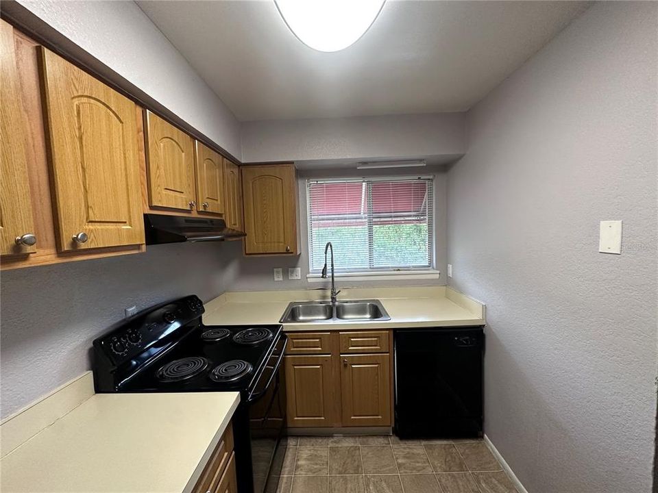 For Sale: $142,900 (2 beds, 1 baths, 1214 Square Feet)