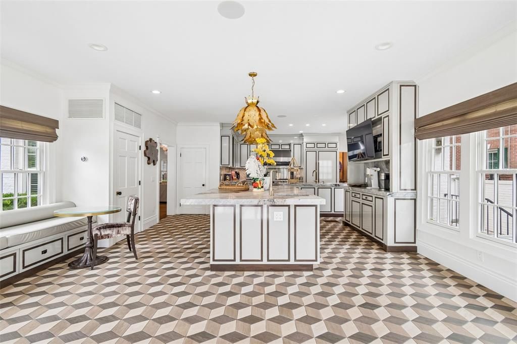 For Sale: $3,199,000 (5 beds, 5 baths, 4936 Square Feet)