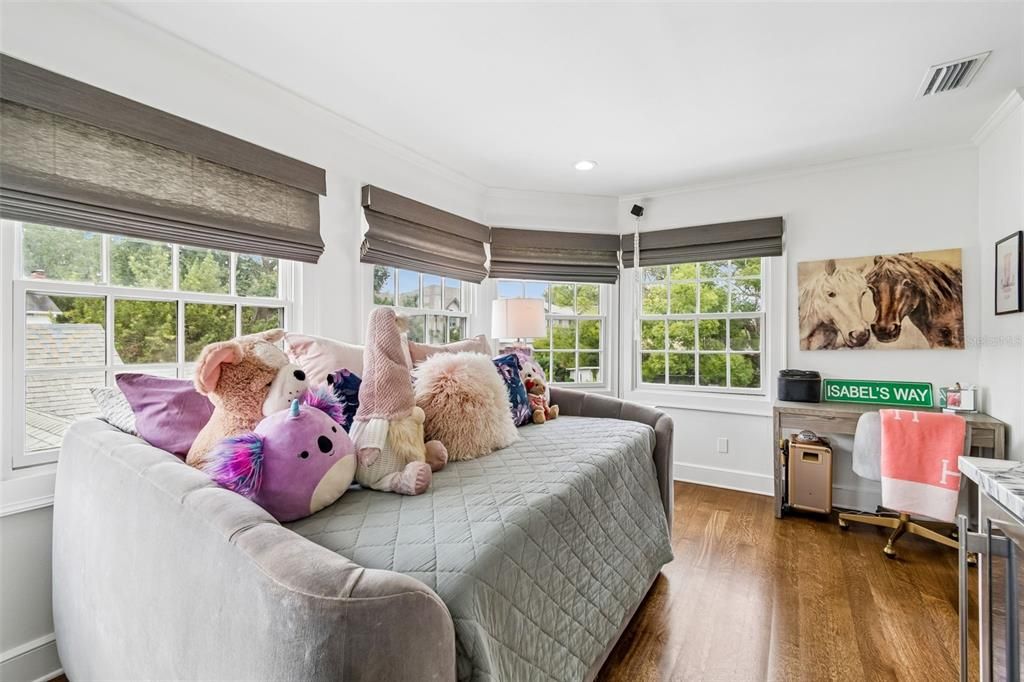 For Sale: $3,199,000 (5 beds, 5 baths, 4936 Square Feet)