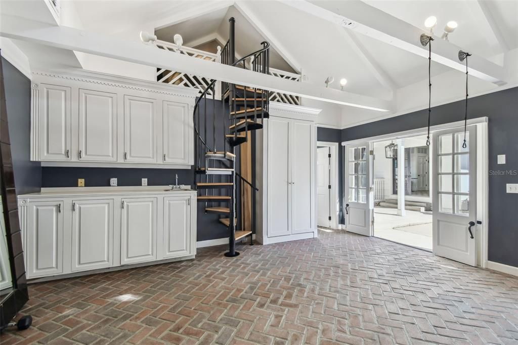 For Sale: $3,199,000 (5 beds, 5 baths, 4936 Square Feet)